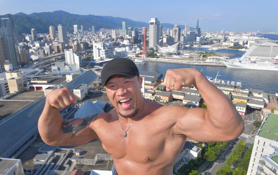 　神戸の街を背に気合を入れるゼウス（撮影・吉澤敬太）