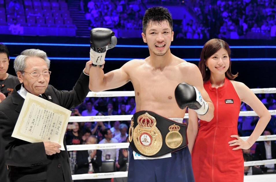 　世界タイトルを奪還し、ポーズを決める村田諒太（撮影・立川洋一郎）