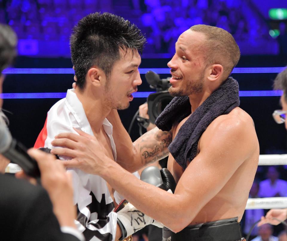 　健闘をたたえ合う村田諒太（左）とロブ・ブラント（撮影・立川洋一郎）