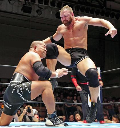 　石井智宏（左）に強烈な膝蹴りを見舞うジョン・モクスリー