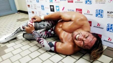 ヒザの痛みに顔をゆがめる棚橋弘至＝名古屋市内のドルフィンズアリーナ