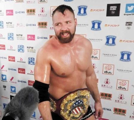 　内藤哲也を破り、インタビューでほえまくるジョン・モクスリー