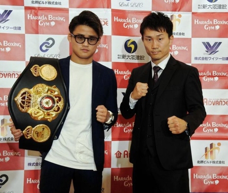日本人対決の世界戦が発表された王者の京口紘人（左）と久田哲也＝大阪市内