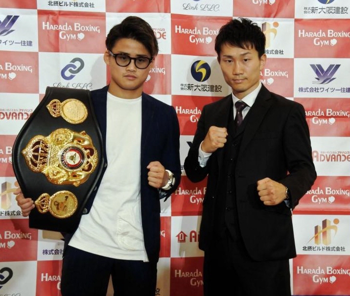 日本人対決の世界戦が発表された王者の京口紘人（左）と久田哲也＝大阪市内