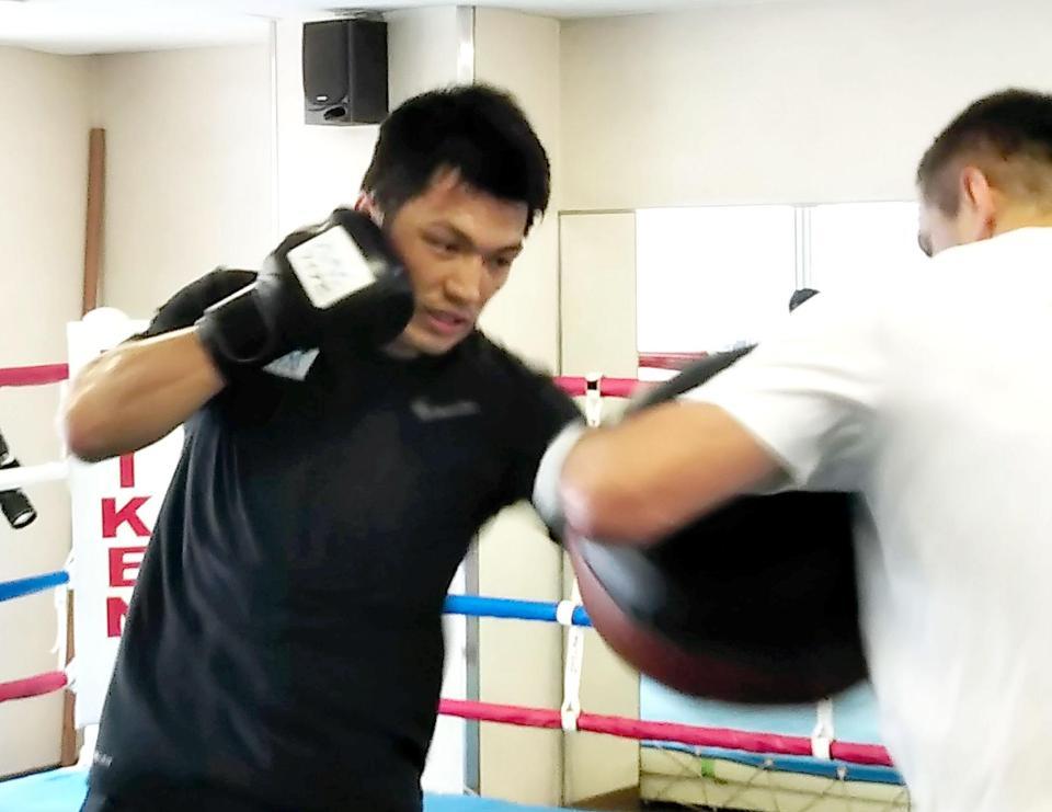 　ドラムミットにパンチを打ち込む村田諒太