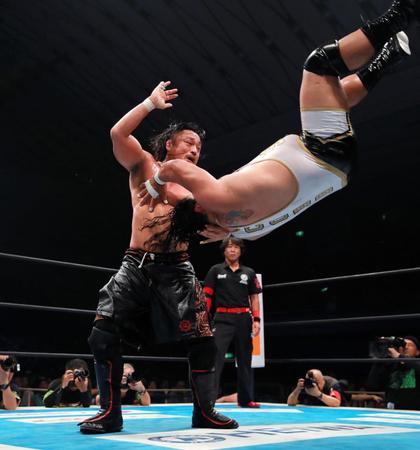 ジェフ・コブ（右）を激しく攻める後藤洋央紀（撮影・坂部計介）