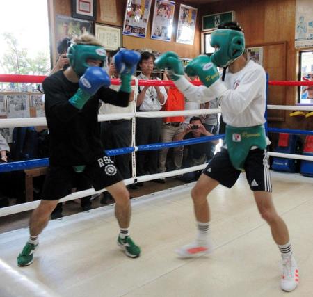 兄弟によるスパーリングを公開した田中恒成（左）と亮明