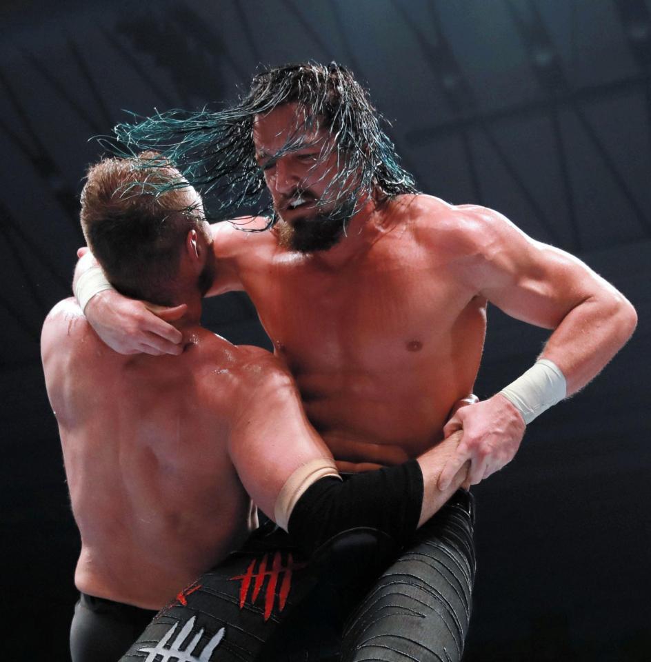 ジョン・モクスリー（左）を攻めるジェイ・ホワイト