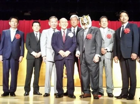 　新間寿氏（左から４人目）のＷＷＥ殿堂入りを祝う会に出席した坂口征二氏（同５人目）、初代タイガーマスク（同６人目）、藤波辰爾（同７人目）ら＝都内