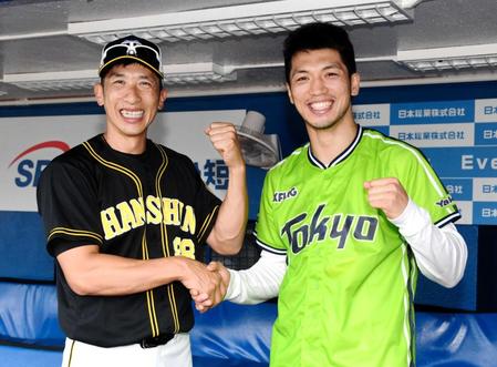 　観戦に訪れた村田諒太（右）とファイティングポーズを見せる矢野監督