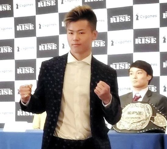 　トーナメント優勝へ意気込む那須川天心（右後方は対戦相手の志朗）