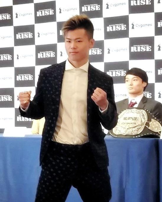 　トーナメント優勝へ意気込む那須川天心（右後方は対戦相手の志朗）