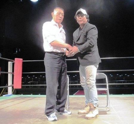 グレート小鹿（左）プロデュース大会に全戦参加することが決まった大仁田厚