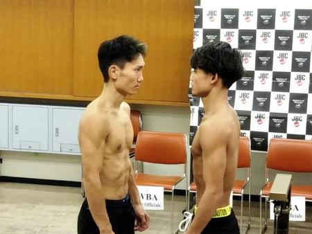 　計量をパスしてにらみ合う京口紘人（右）と久田哲也