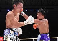 ４回、久田哲也（左）に左アッパーを打ち込む京口紘人＝エディオンアリーナ大阪（撮影・高石航平）