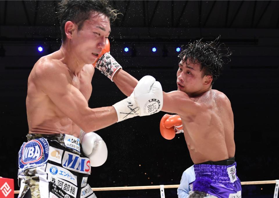 ４回、久田哲也（左）に左アッパーを打ち込む京口紘人＝エディオンアリーナ大阪（撮影・高石航平）