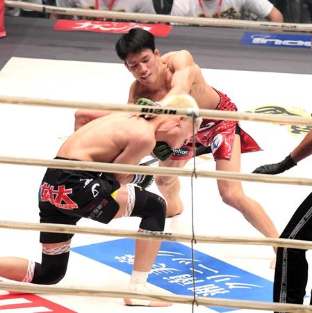 　佐々木憂流迦（左）のあごにパンチを決める朝倉海