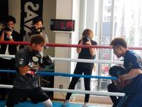 ミット打ちで汗を流す井上尚弥（前列左）＝横浜市の大橋ジム