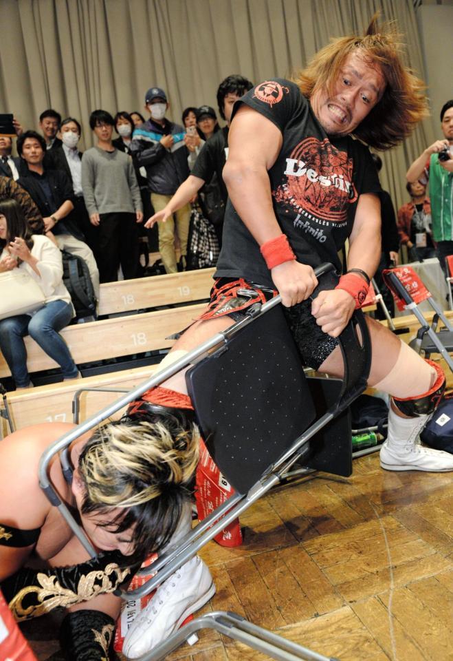 　タイチ（下）を攻める内藤哲也