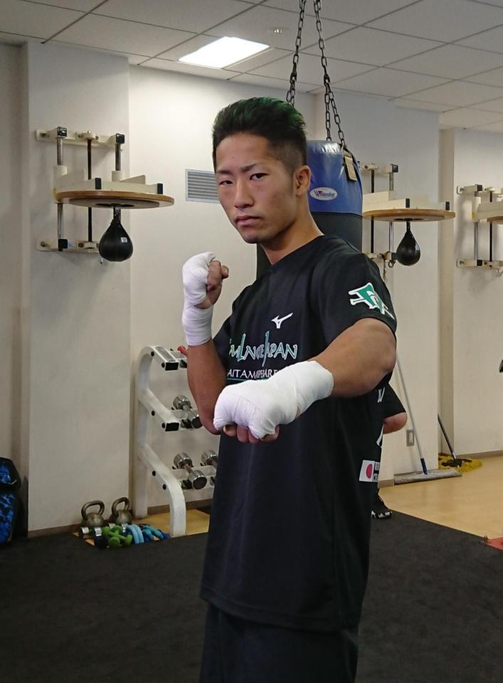 　公開練習前にポーズを取る井上拓