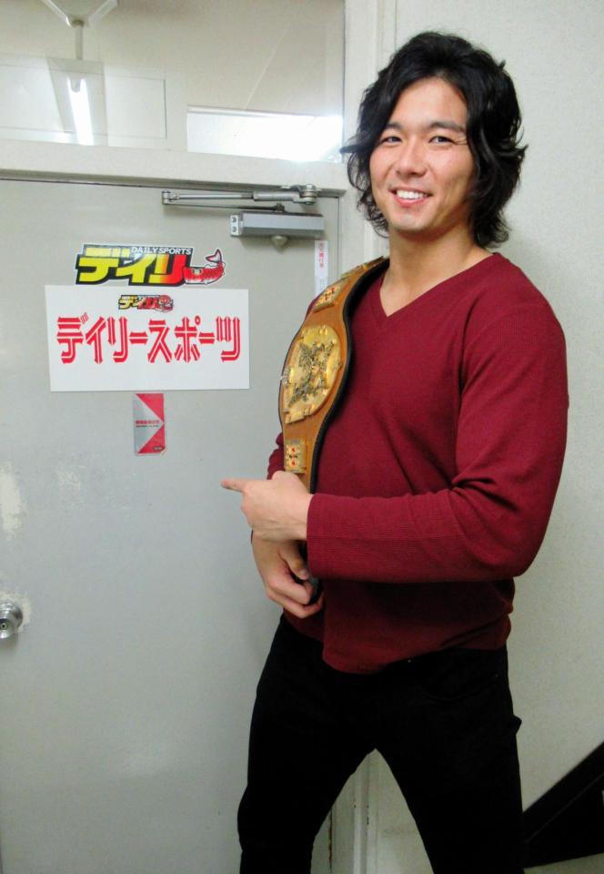 アジアタッグ王座のベルトを持ってデイリースポーツを訪れたジェイク・リー