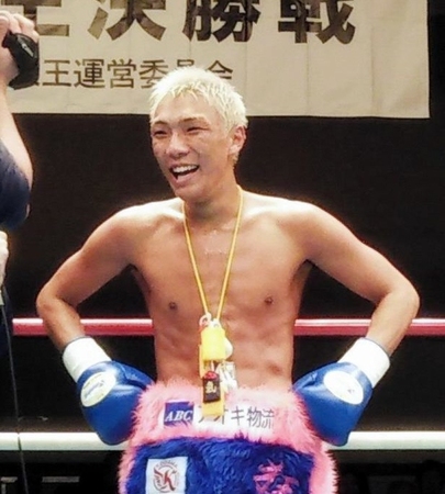 東日本新人王となり、リング上で笑みを浮かべる亀田京之介＝東京都文京区の後楽園ホール