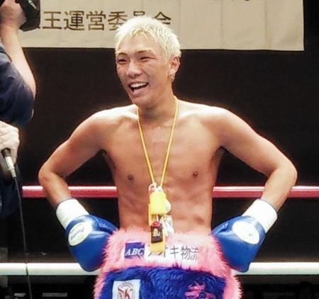 　東日本新人王となり、リング上で笑みを浮かべる亀田京之介＝３日