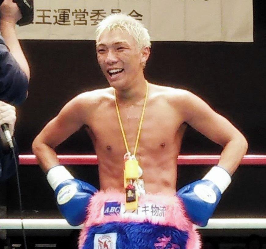 　東日本新人王となり、リング上で笑みを浮かべる亀田京之介＝３日