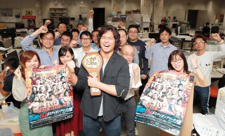 デイリースポーツ編集局を訪れ、２０１９世界最強タッグリーグをＰＲしたジェイク・リー（撮影・坂部計介）