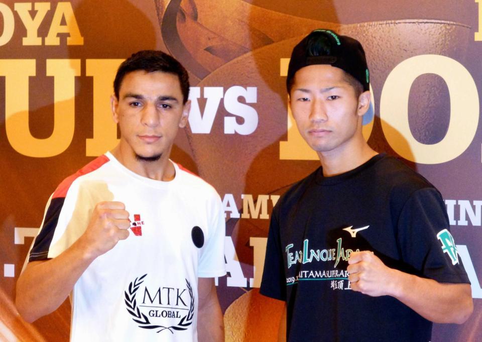 　予備検診を終え、ポーズをとるウバーリ（左）と井上拓真