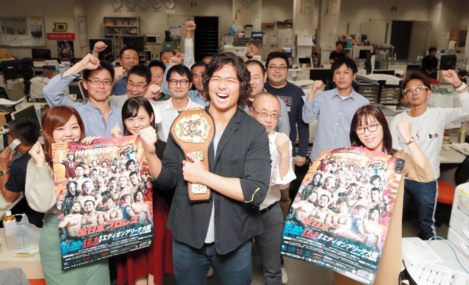 デイリースポーツ編集局を訪れ、２０１９世界最強タッグリーグをＰＲしたジェイク・リー（撮影・坂部計介）