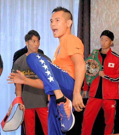 　記者会見を終えてキックを披露するノニト・ドネア。後方は井上尚弥（左）と弟の拓真（撮影・堀内翔）