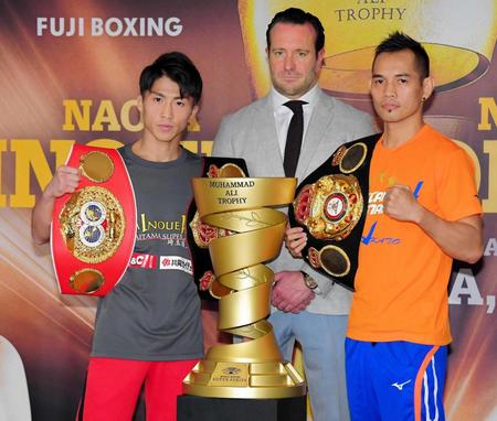 　モハメド・アリ・カップの前でポーズを決める井上尚弥とドネア（右）中央はＷＢＳＳのザワーランド代表（撮影・堀内翔）