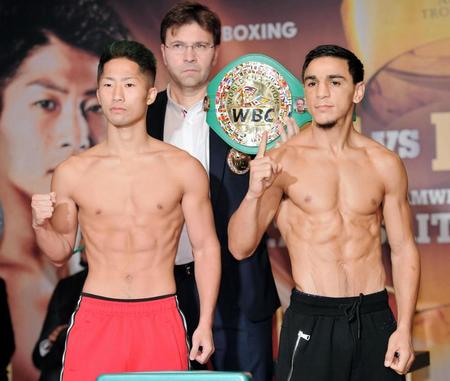 計量を終え、ガッツポーズをする井上拓真（左）とウーバーリ＝都内（撮影・出月俊成）