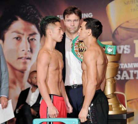 計量を終え、にらみ合う井上拓真（左）とウーバーリ＝東京都千代田区のホテルグランドパレス（撮影・出月俊成）