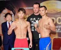 計量を終え、ガッツポーズをする井上尚弥（左）とドネア＝東京都千代田区のホテルグランドパレス（撮影・出月俊成）