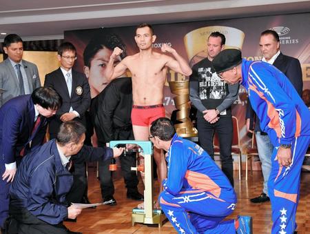 　計量をパスし、ガッツポーズをするドネア＝都内（撮影・出月俊成）