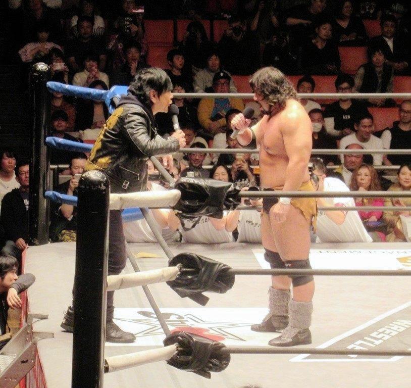 征矢学（右）と言葉を交わす大仁田厚＝東京都文京区の後楽園ホール