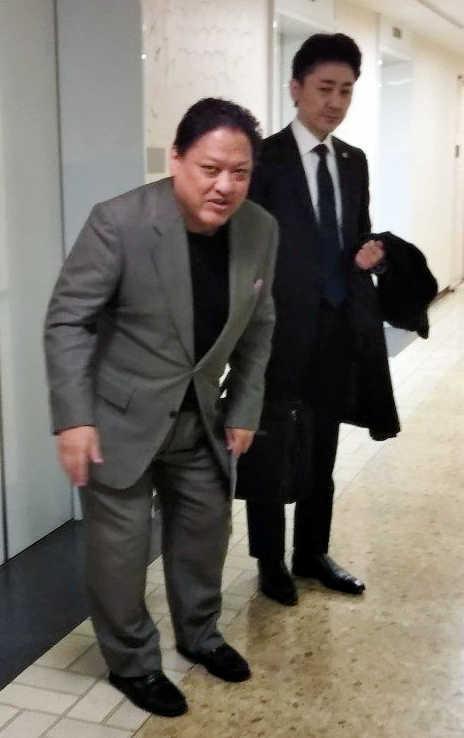 　都内の日本ボクシングコミッション訪問を前に頭を下げる金平桂一郎会長（左）