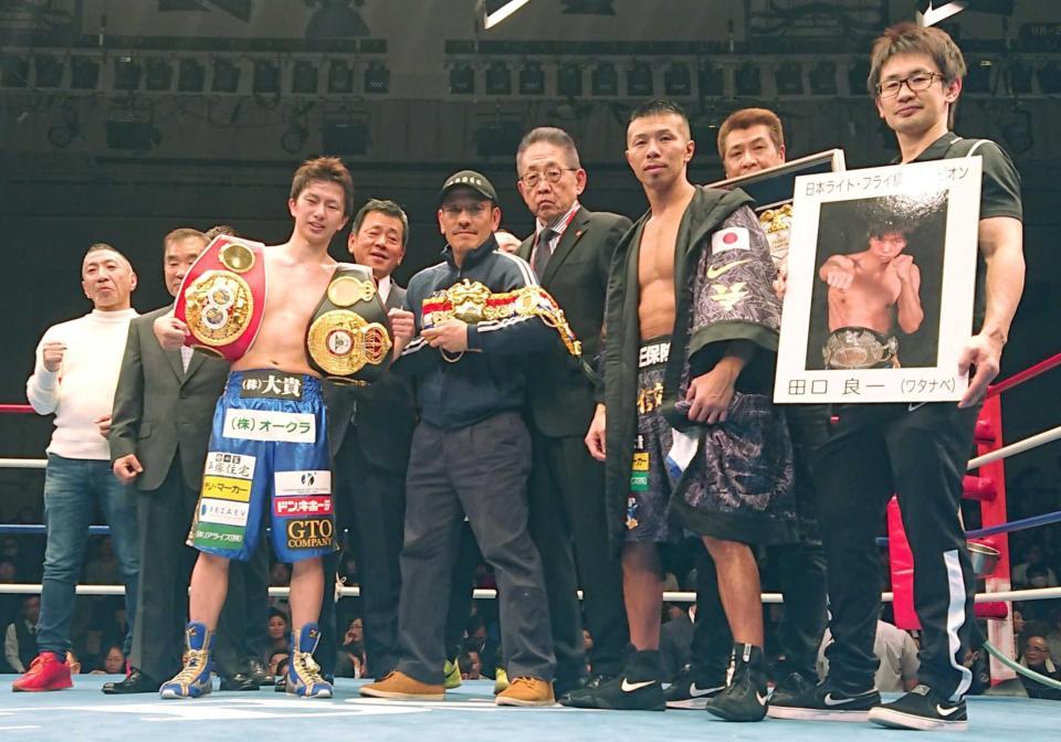 　引退式を行った田口さん（左から３人目）とスパーリングパートナーを務めた内山さん（右から３人目）