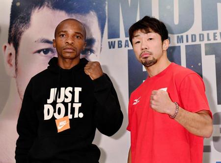 モルティ・ムザラネ（左）と並んでファイティングポーズの八重樫東＝東京・飯田橋のホテルグランドパレス（撮影・西岡正）