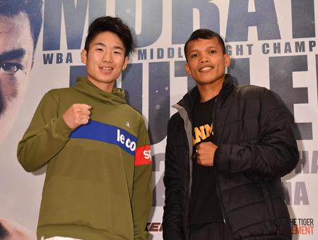 ランディ・ペタルコリン（右）と笑顔でファイティングポーズの寺地拳四朗＝東京・飯田橋のホテルグランドパレス（撮影・西岡正）