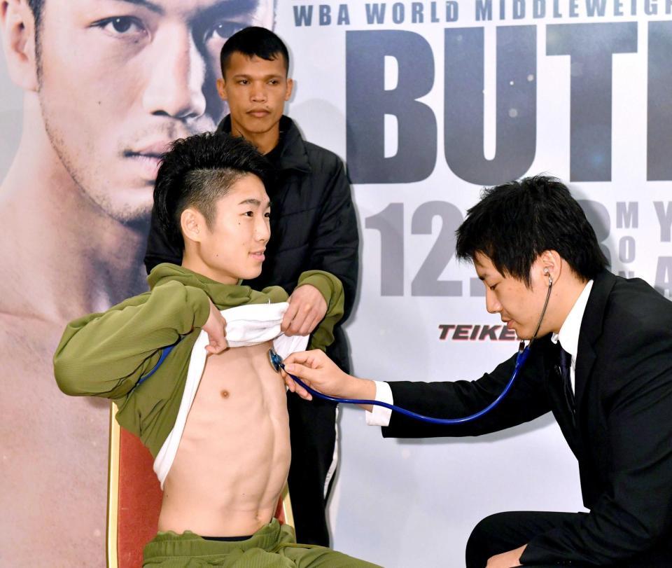 　ペタルコリン（奥）の前で予備検診を受ける寺地拳四朗