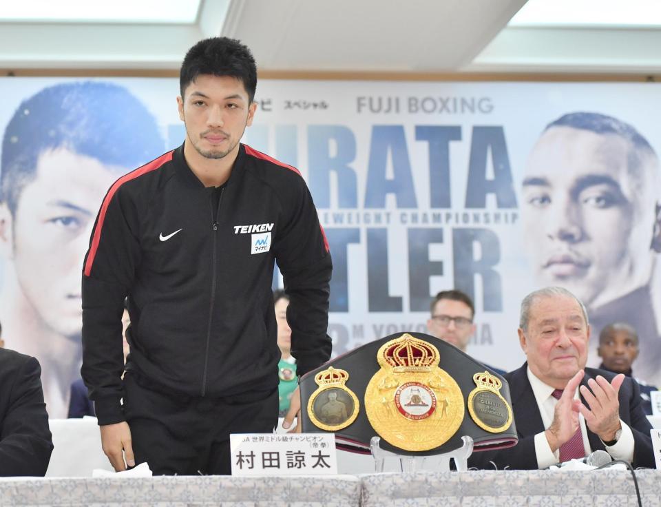 　一礼する村田諒太（左）とトップランクＣＥＯのボブ・アラム氏