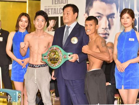 ランディ・ペタルコリン（中央右）と並んでポーズを決める寺地拳四朗（同左）＝東京・飯田橋のホテルグランドパレス（撮影・西岡正）