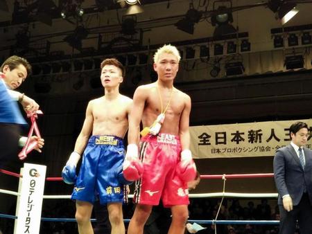 全日本新人王決定戦で前田稔輝（左）に敗れた亀田京之介＝東京都文京区の後楽園ホール