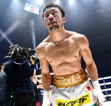 ＴＫＯ負けにスタンドに頭を下げる八重樫東＝横浜アリーナ（撮影・棚橋慶太）