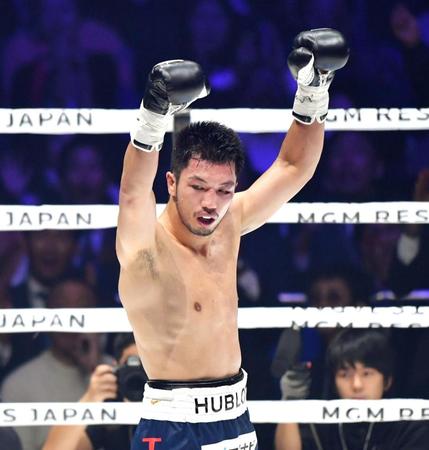 ５回、スティーブン・バトラーをＴＫＯで破り、万歳する村田諒太（撮影・西岡正）