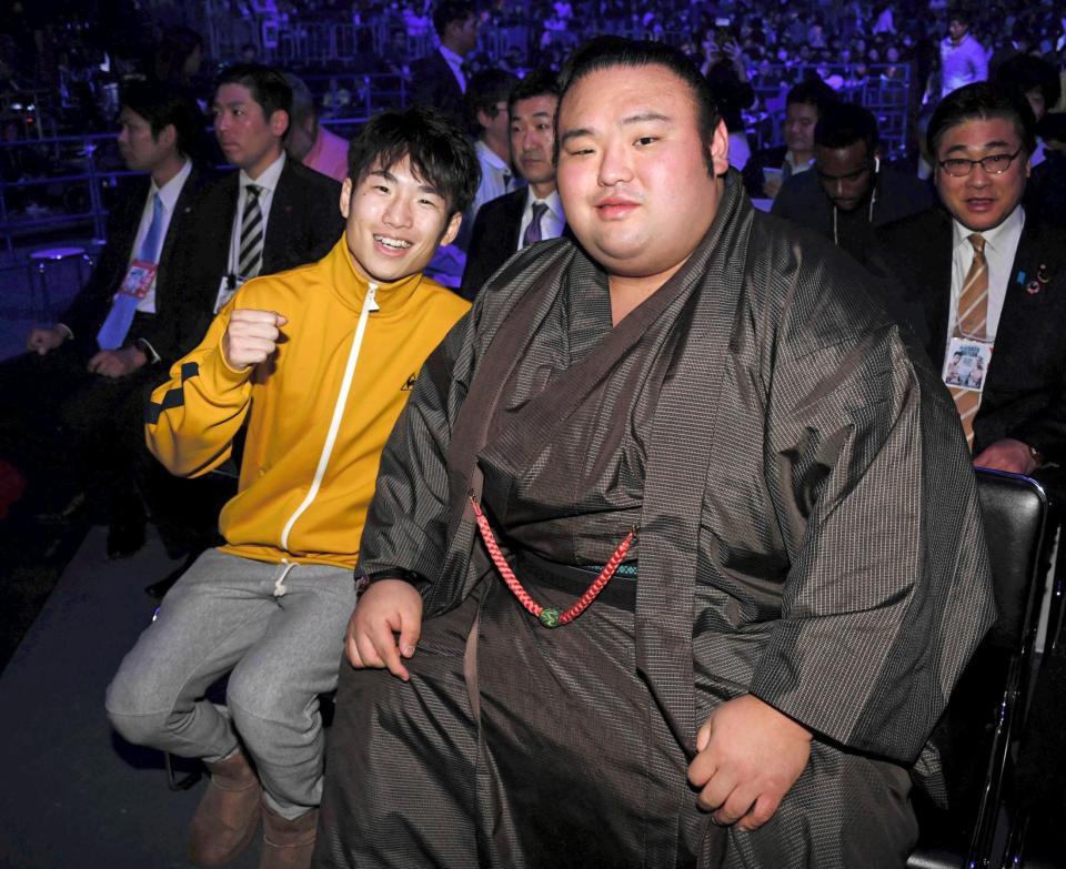 試合後、貴景勝（右）と記念撮影をする寺地拳四朗（撮影・棚橋慶太）