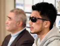 会見する村田諒太（手前）＝東京都千代田区のホテルグランドパレス（撮影・中田匡峻）